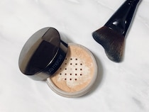 360度全方位キレイにツヤめく最強パウダー登場、絶対買いのご褒美コスメ2選。