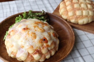 チーズ乗せや生ハムサンドも!?　メロンパンの意外なアレンジ方法3選