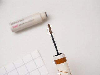 極小ブラシでのっぺり眉毛にならない！　イニスフリーの眉マスカラ