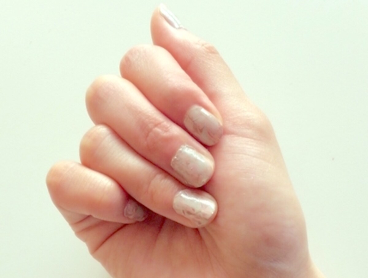 利き手のネイルもきれいに仕上がる！　ポリシートネイルに挑戦