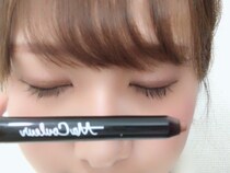 滑らかに描けてよれにくい！　プチプラで買えるクレヨンアイカラーで時短メイク