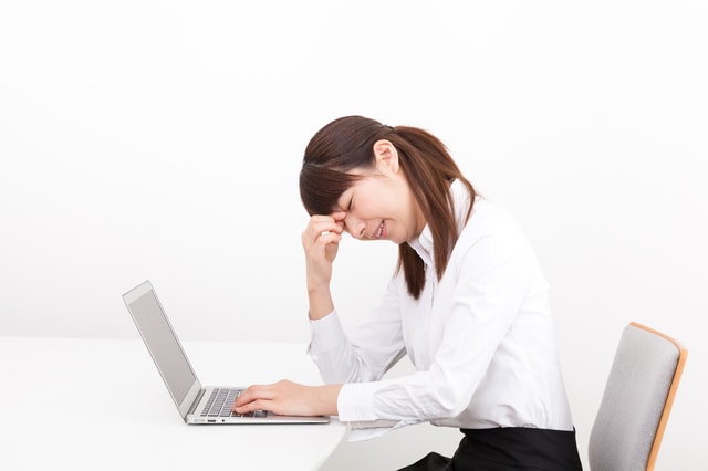 スマホの使い過ぎに注意! すぐに実践できる疲れ目対策を教えて