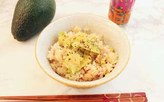 まるごと1個!?　アボカド炊き込みご飯がとまらない