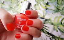 360円でこのクオリティ！　キャンメカラフルネイルでつくる夏爪