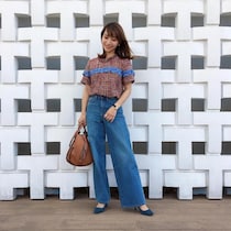 グッとフェミニンになるパンツ　ユニクロのワイドパンツできれいめスタイルを