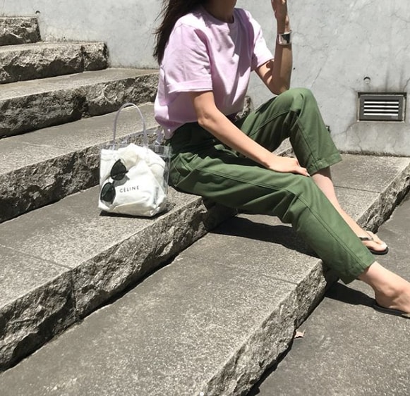 職場でも綺麗にキマる！　ユニクロのクロップドクルーネックT