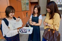 残暑の化粧直しどうしてる？　コスメポーチの中身を調査してみた！