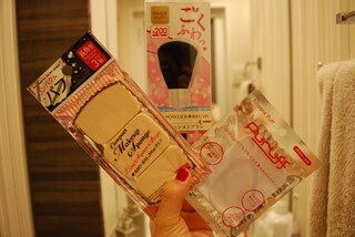 あなたはファンデをなにで塗る？　話題のシリコンパフも試してみた