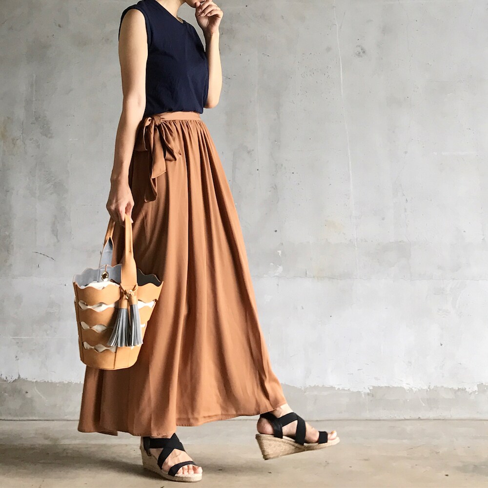 夏だからこそ着たい! GUのサテンマキシスカートが涼しげでステキ