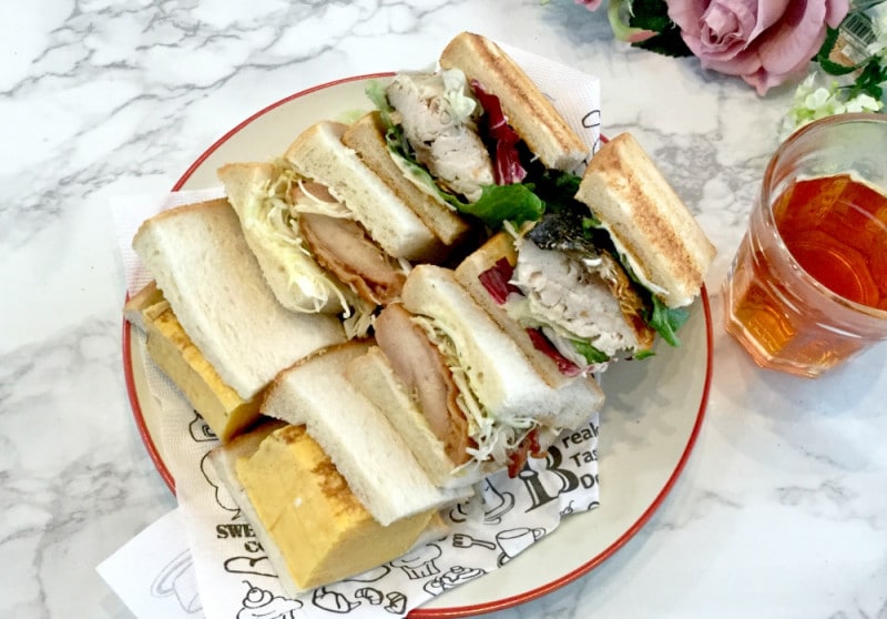 コンビニの惣菜でコスパ最強サンドイッチが完成!