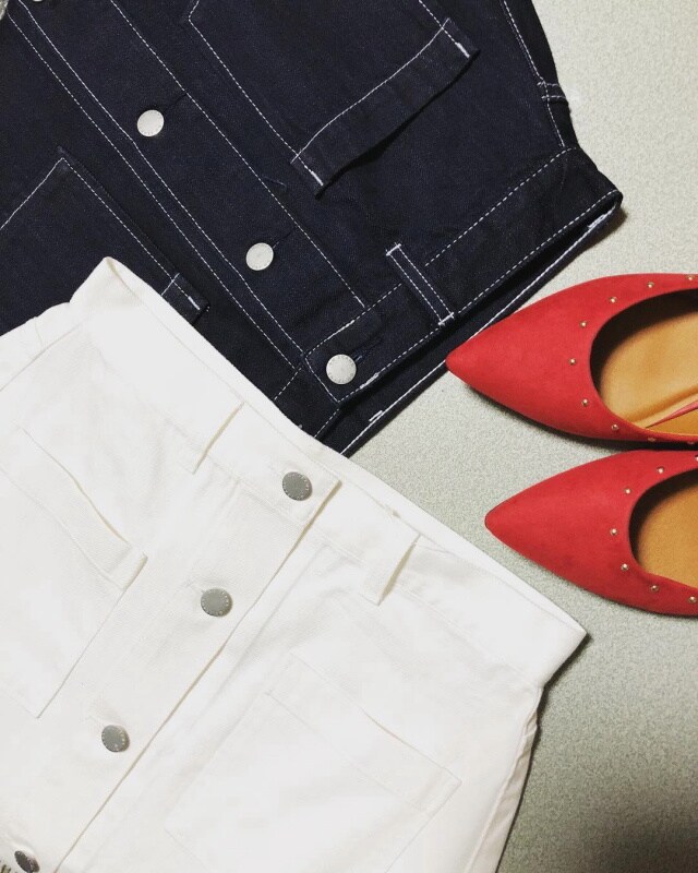 ブルーとホワイトどっちも使える！　大人女子のデニムスカートはGUでゲット