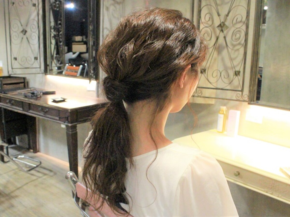 ひと手間でオシャレ！　ノットポニーでゆるかわヘアアレンジ