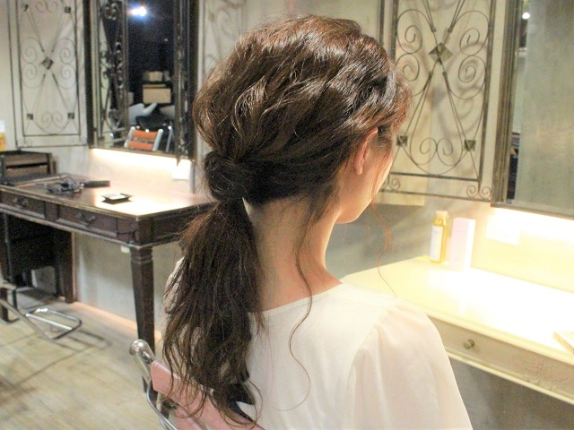 ひと手間でオシャレ! ノットポニーでゆるかわヘアアレンジ