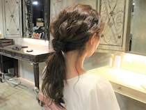 ひと手間でオシャレ！　ノットポニーでゆるかわヘアアレンジ