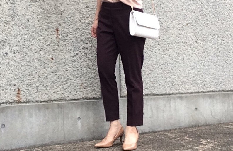 楽なのに美シルエット！　オンでもオフでも使えるEZYアンクルパンツ