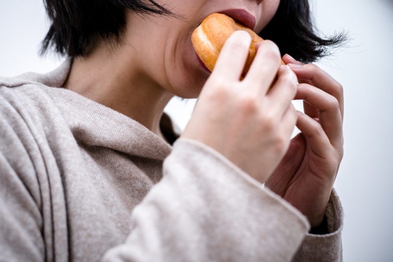 食べすぎ・寝すぎは「冬季うつ」かも？　病院に行くボーダーラインは