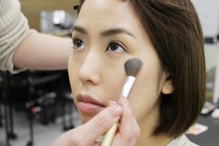 【保存版】ひとさじで顔に立体感！　ハイライトの基本使いテクニック