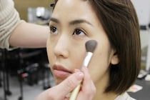 【保存版】ひとさじで顔に立体感！　ハイライトの基本使いテクニック