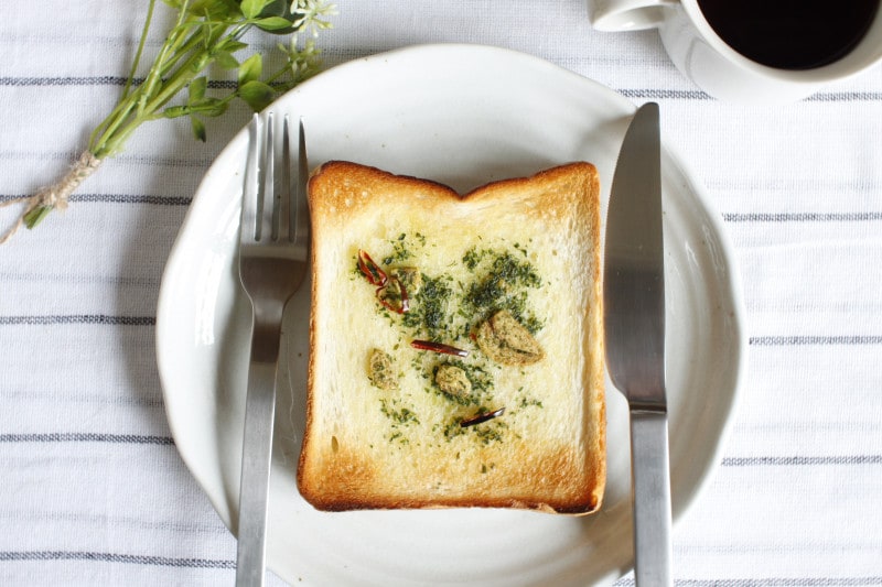 5分でできる! 無印良品「ペペロンチーノの素」で簡単ガーリックトースト