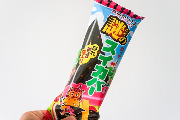【セブン先行発売】真っ黒なスイカバーは結局何味なの？
