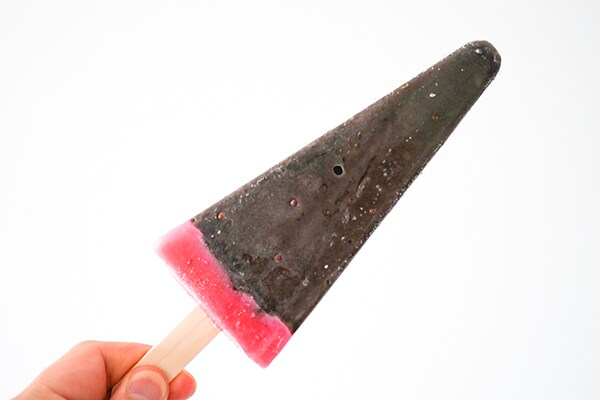 【セブン先行発売】真っ黒なスイカバーは結局何味なの？