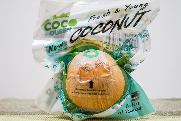 ヤシの実をまるごと1個使用！カルディで買える「ココナッツウォーター」