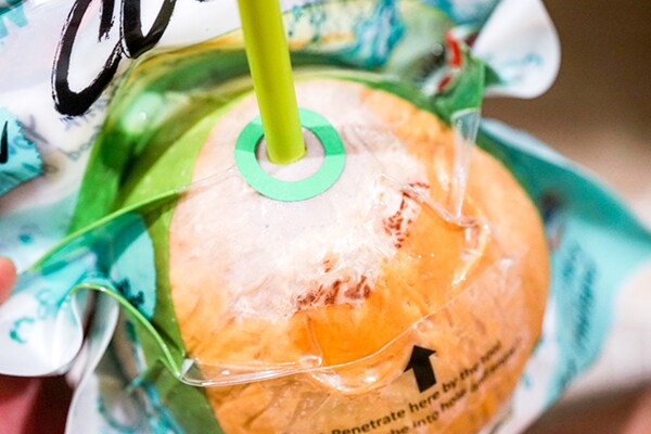 ヤシの実をまるごと1個使用！カルディで買える「ココナッツウォーター」