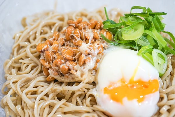 リピ確!? セブンの納豆と半熟たまごのそばを食べてみた!