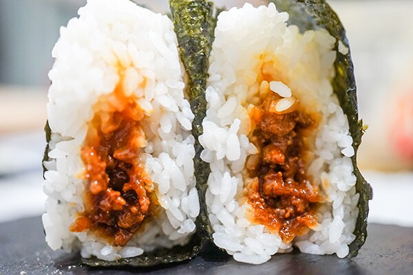 セブンの「肉そぼろ卵黄」おにぎりが超絶ウマイんだけど！