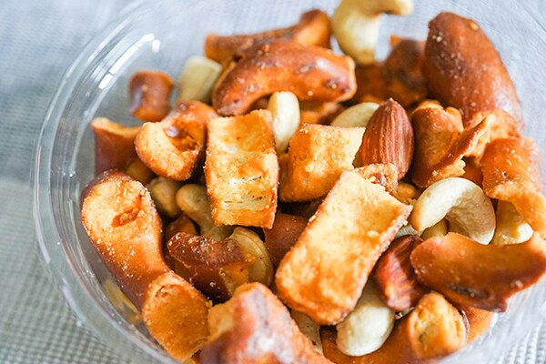 成城石井で買える「プレッツェル&ナッツ」はチーズ好き必見!