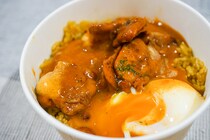 セブン「ドライカレー＆タンドリー風チキン」は玉子がとろ～り系でした