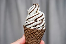 ミント強めかも!? ローソンの「チョコミントワッフルコーン」が爽やか！