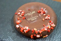 【ローソン×ゴディバ】人気の「ベイクドショコラストロベリー」が復活!?