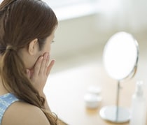 つければつけるほど良いわけではない!? 適量の化粧水で潤い肌に