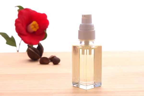 使っていないなんてもったいない?! 「椿油」でツヤ髪に!