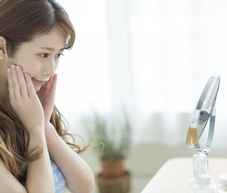 顔の乾燥に◎「ミスト化粧水」をメイクの仕上げに使ってしっとり肌に