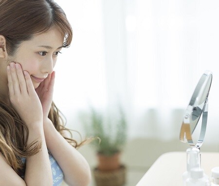 顔の乾燥に◎「ミスト化粧水」をメイクの仕上げに使ってしっとり肌に