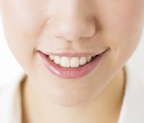 唇の端に白いカスが溜まる原因は乾燥？おすすめの対策について