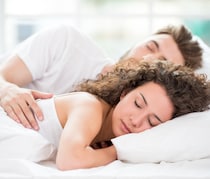 寝るときの姿勢に要注意？うつ伏せのメリットとデメリットをご紹介！