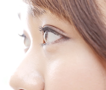 まぶたが下がる「眼瞼下垂」とは？おすすめの解消法について