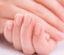 ネイルしっぱなしは要注意!? 「爪の黄ばみ」が起こる原因と対策