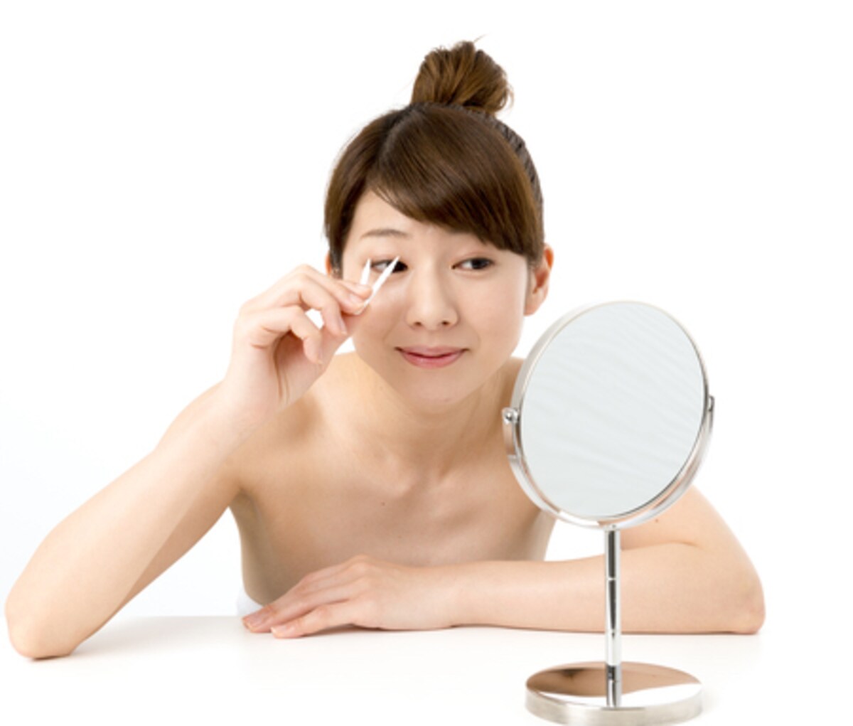 アイプチやメザイクでまぶたが腫れる原因や対処法について解説