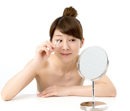 アイプチやメザイクでまぶたが腫れる原因や対処法について解説