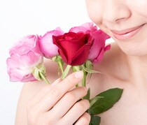 ローズの香りで女性ホルモンアップ！ローズに期待できる効果とは？