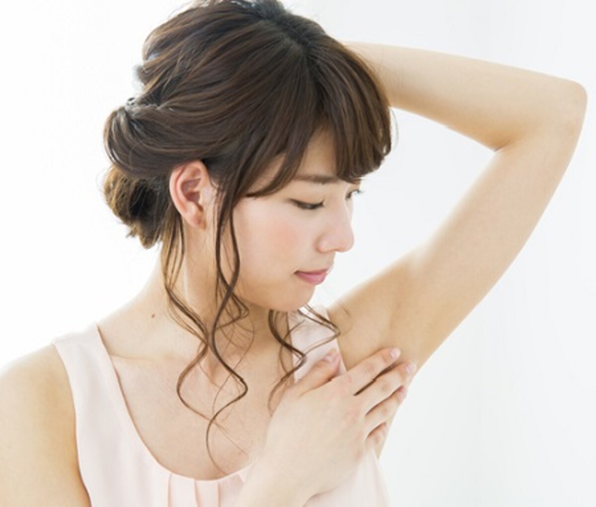 脇の下の毛穴が目立って自信が持てない…正しいケアで毛穴レスに