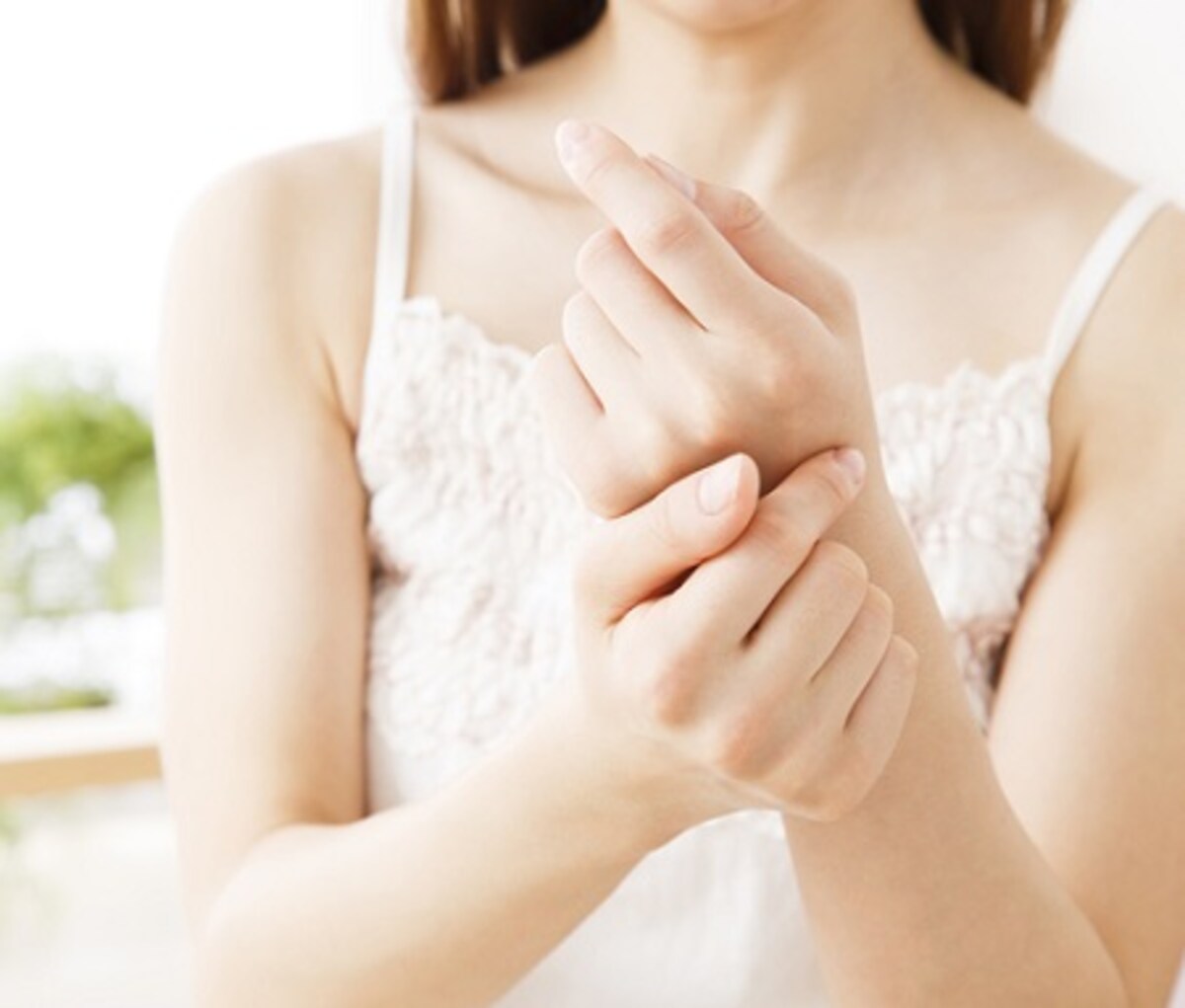 手の甲のシワを防ぐ！今すぐにできるハンドケアと日々の心がけとは？