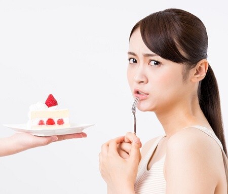 お菓子が大好きすぎてやめられない… その原因と対策とは?