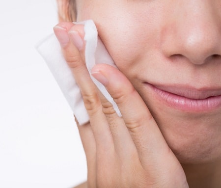 一般的な化粧水と何が違う?「収れん化粧水」の効果と正しい使い方