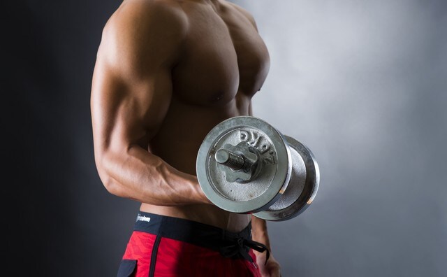 大胸筋のダンベルトレーニング3選!男らしい胸板の作り方