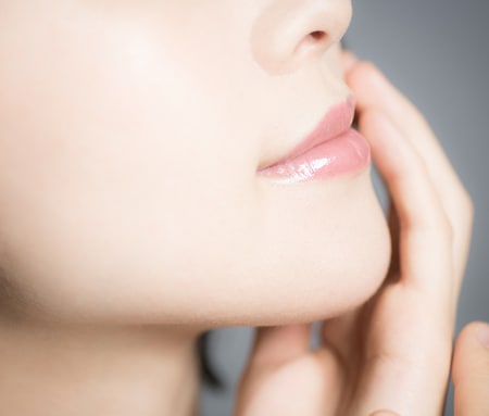 繰り返しやすい「顎ニキビ」はなぜできる？予防する方法とは？